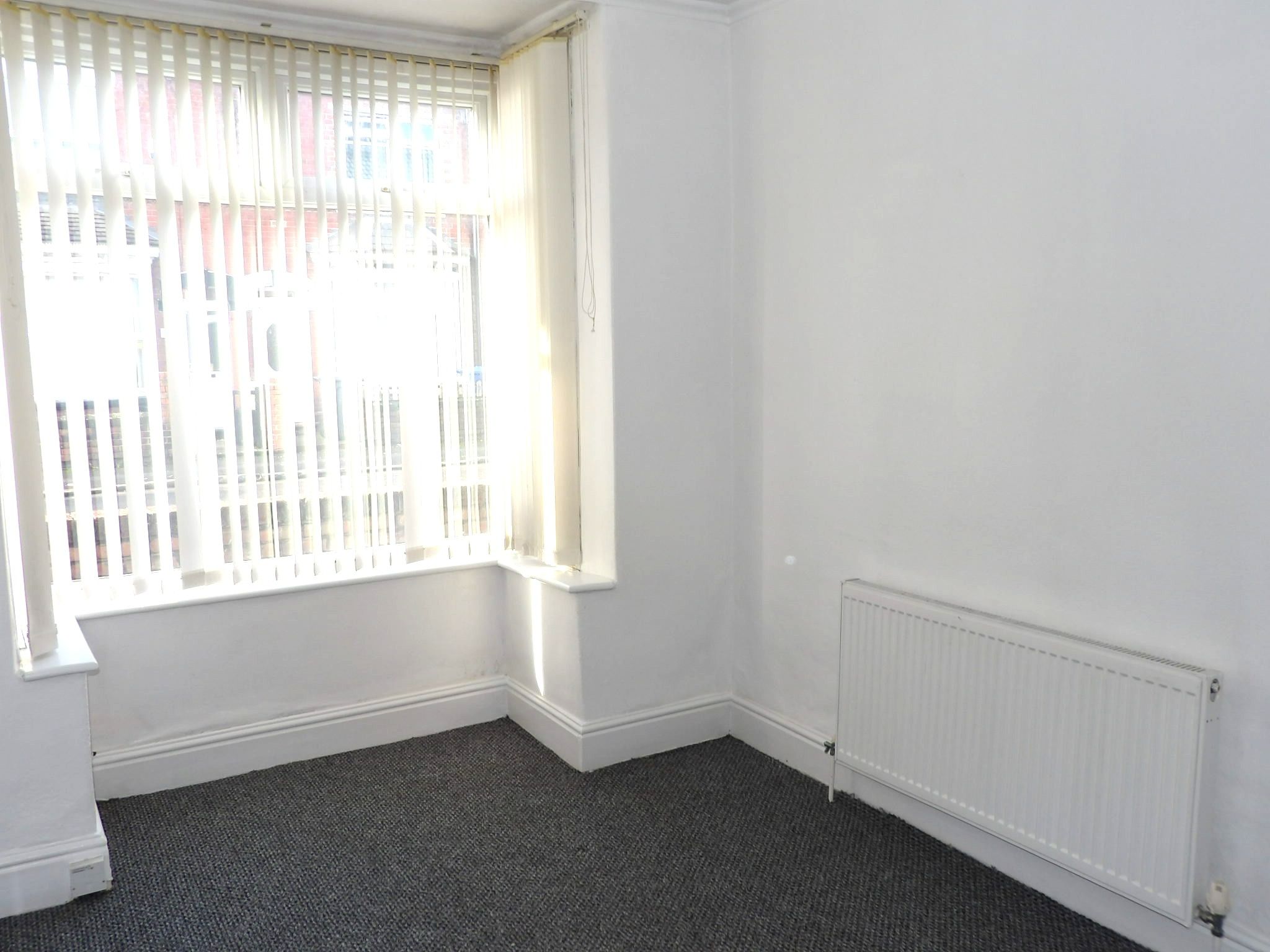 3 bedroom mid terraced house To Let in Doncaster - Property photograph.