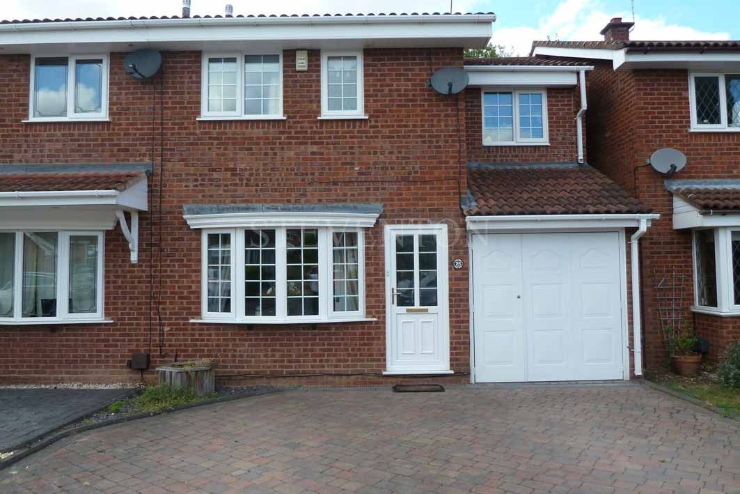 4 Bed Semi-detached House For Sale - Photograph 1