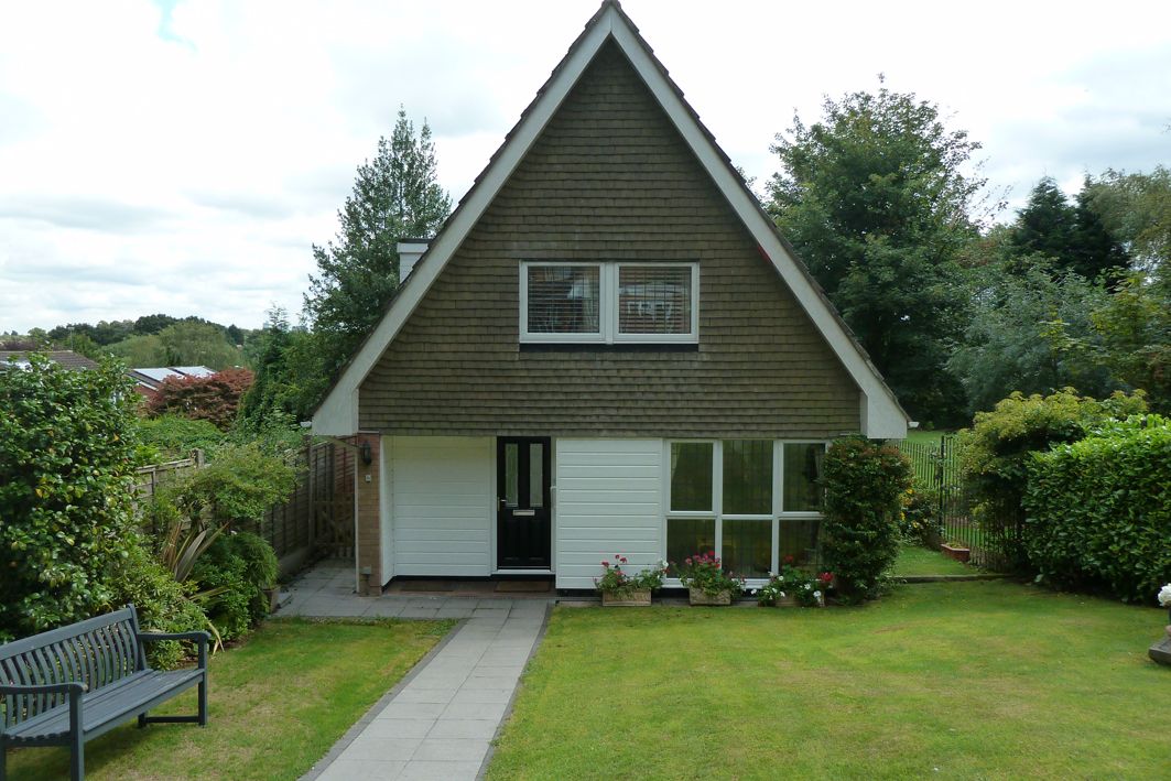 3 Bed Detached House For Sale - Photograph 1