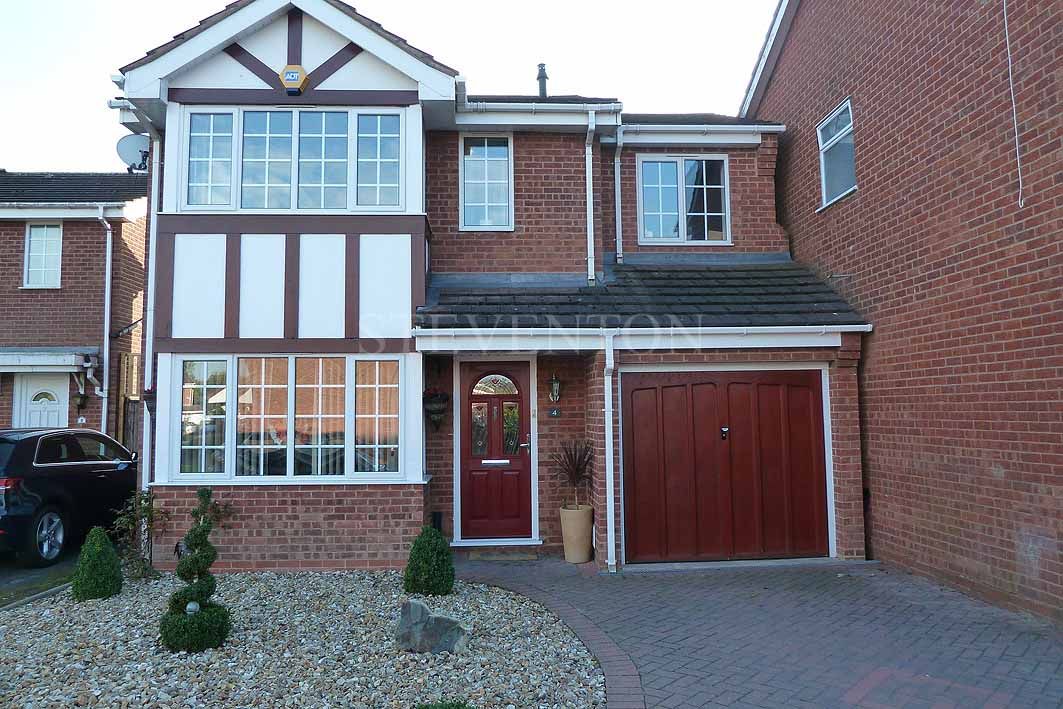 4 Bed Detached House For Sale - Photograph 1
