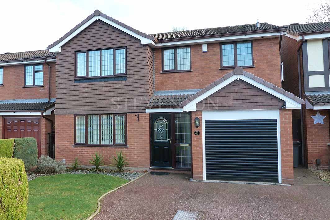 4 Bed Detached House For Sale - Photograph 1