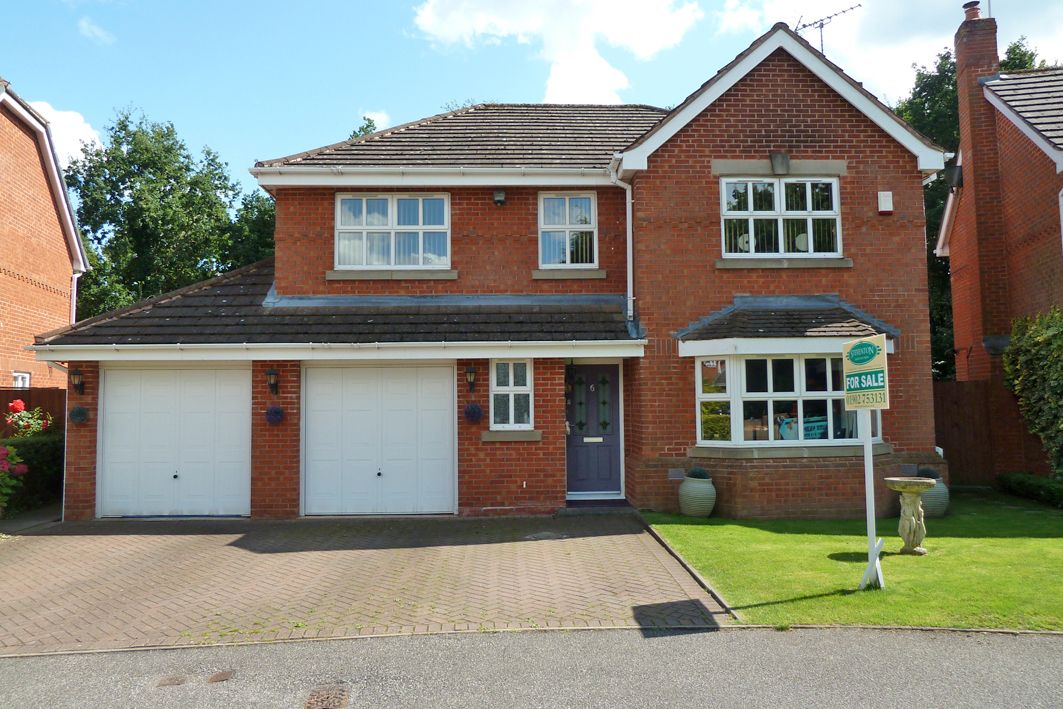 4 Bed Detached House For Sale - Photograph 3