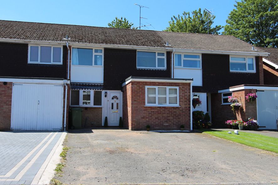 4 Bed Mid Terraced House For Sale - Photograph 1