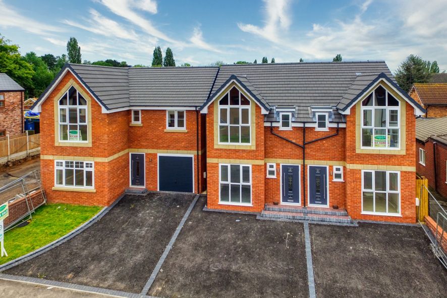 3 Bed Semi-detached House For Sale - Photograph 1