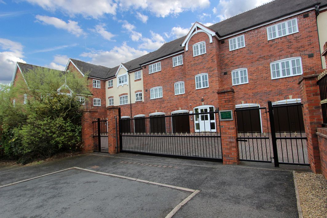 3 Bed Apartment Flat/apartment For Sale - Photograph 2