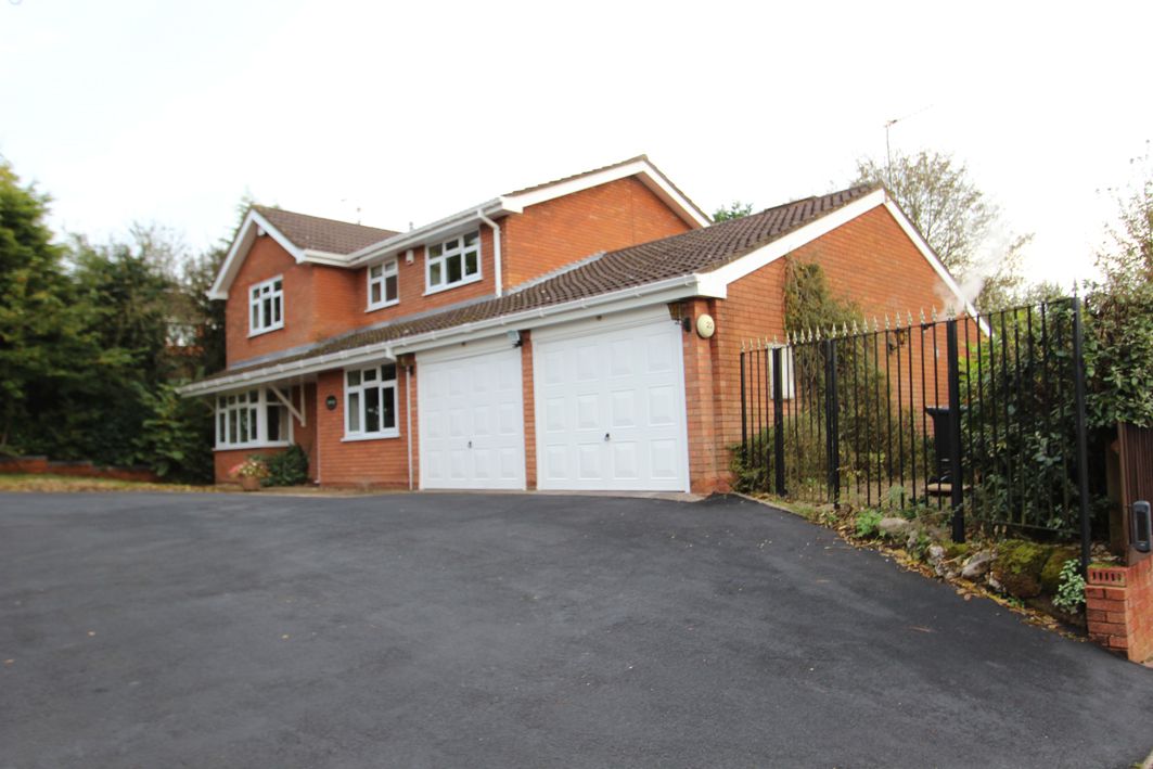 4 Bed Detached House For Sale - Photograph 1