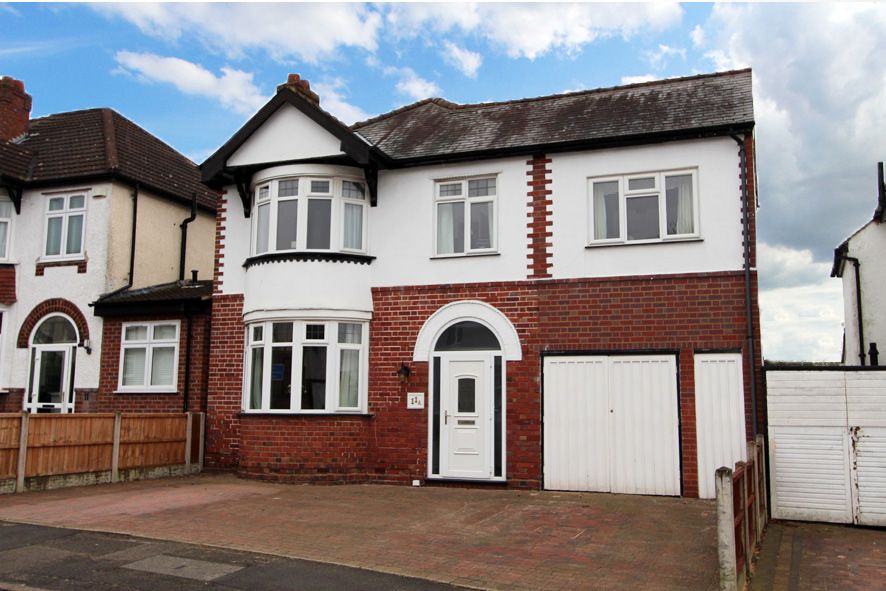 4 Bed Detached House For Sale - Photograph 1