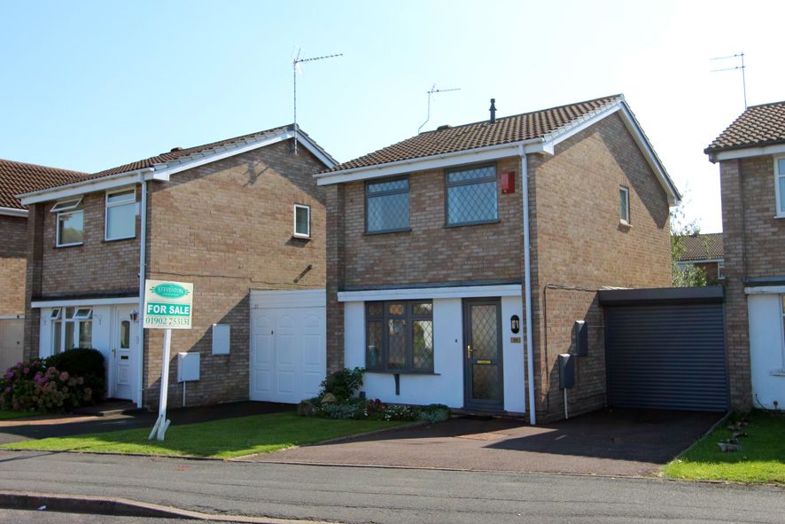 3 Bed Link Detached House For Sale - Photograph 1