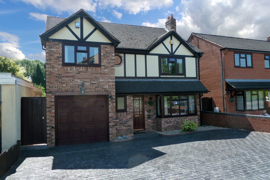 3 Bed Detached House For Sale - Photograph 1