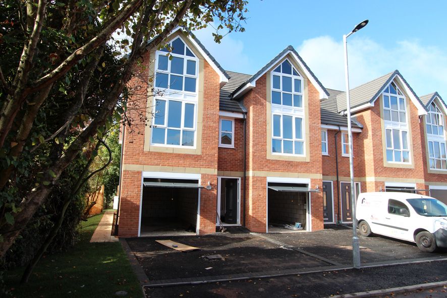 3 Bed Town House For Sale - Photograph 3