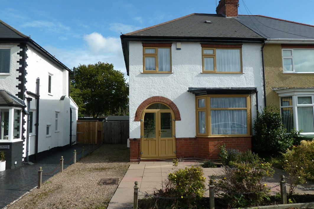 3 Bed Semi-detached House For Sale - Photograph 1