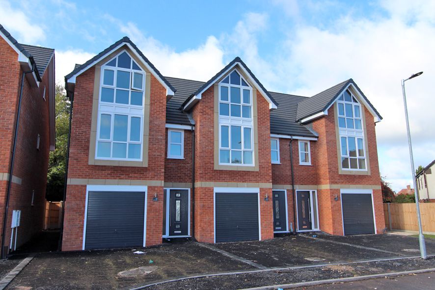 3 Bed Town House For Sale - Photograph 1