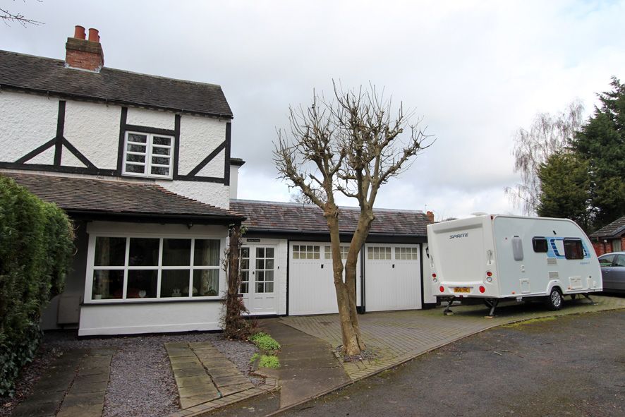 3 Bed Semi-detached House For Sale - Photograph 1