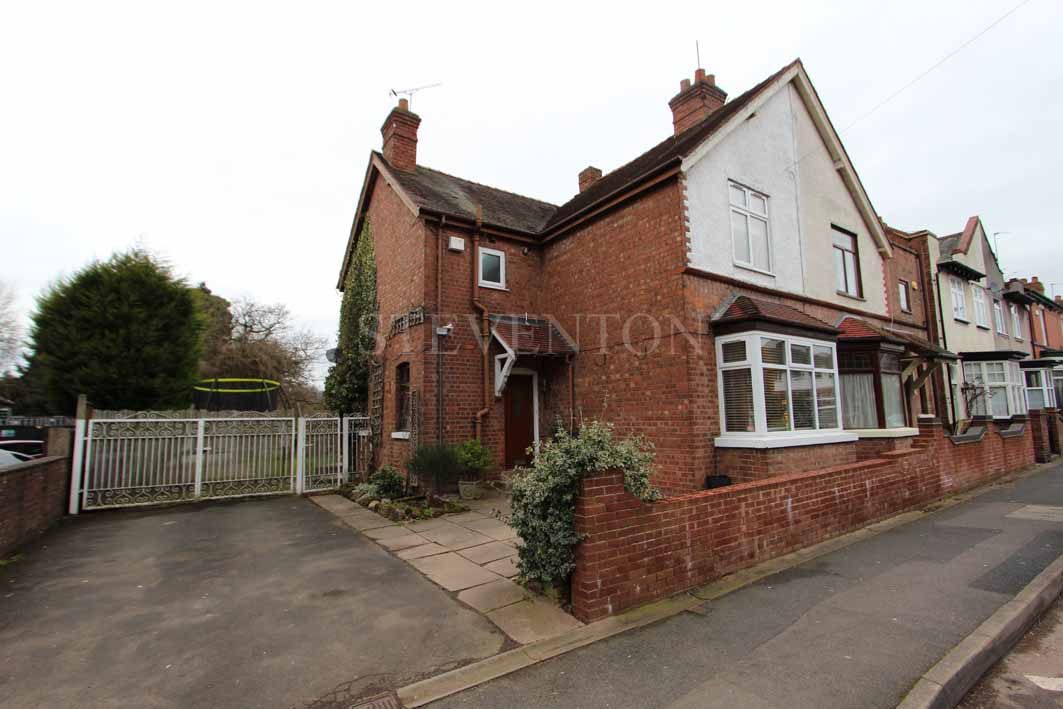 3 Bed Semi-detached House For Sale - Photograph 1