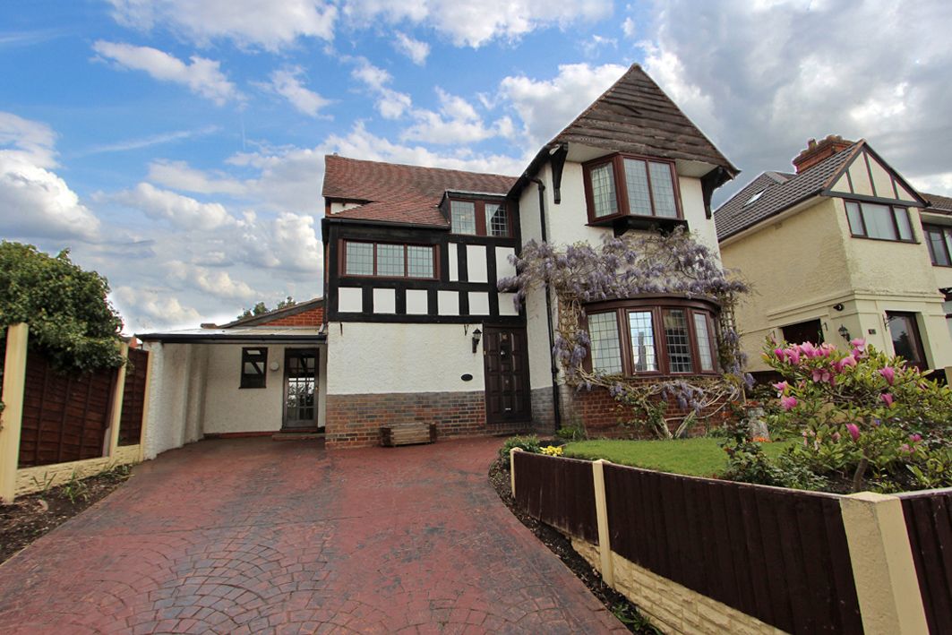 4 Bed Detached House For Sale - Photograph 1