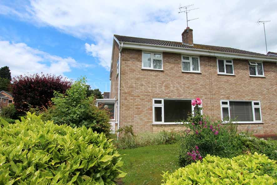 3 Bed Semi-detached House For Sale - Photograph 1