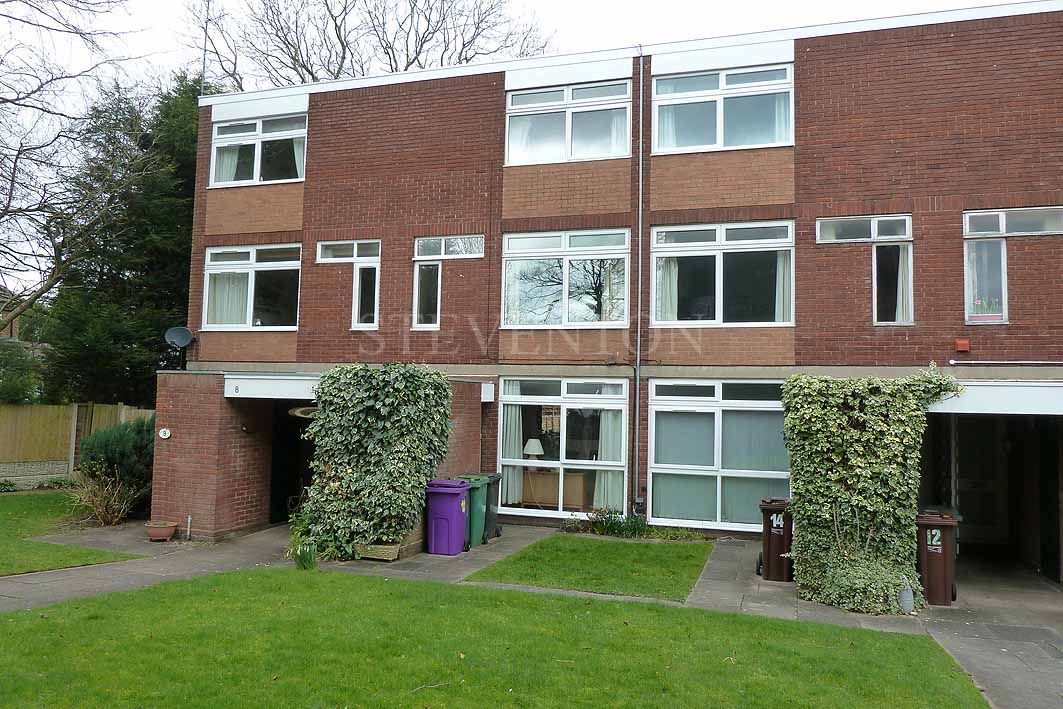 3 Bed Maisonette Flat/apartment For Sale - Photograph 1
