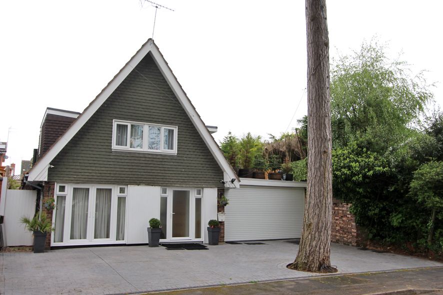 3 Bed Detached House For Sale - Photograph 1