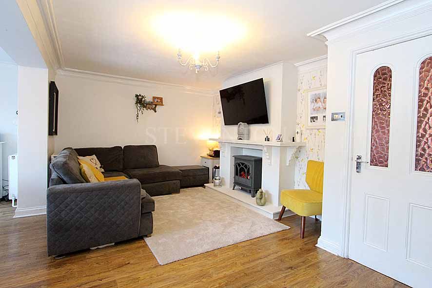 4 Bed Semi-detached House For Sale - Photograph 2