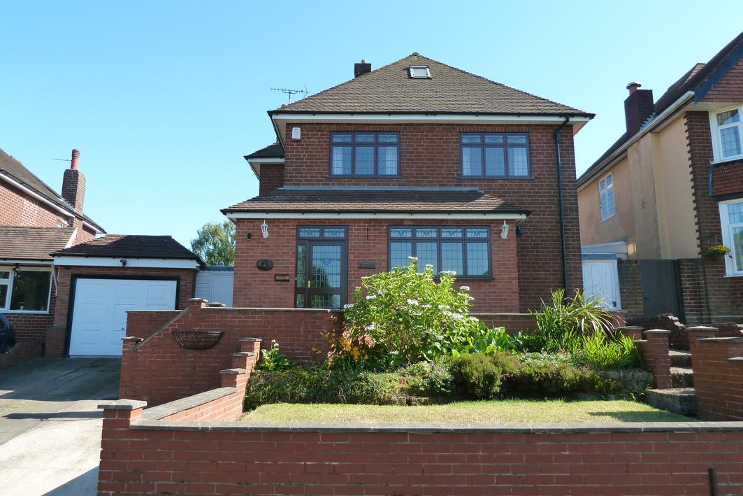 4 Bed Detached House For Sale - Photograph 1