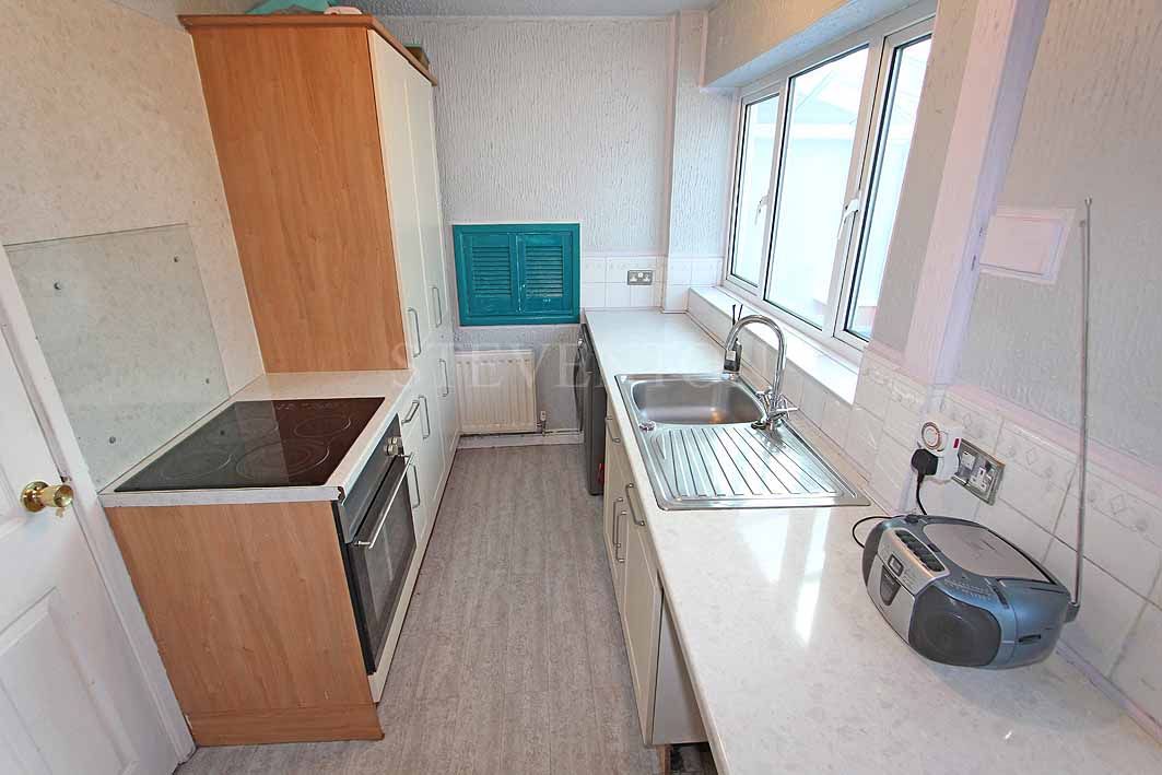 3 Bedroom Semi-detached House For Sale - Photograph 7