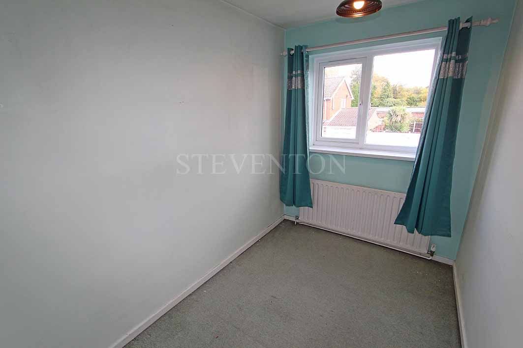 3 Bedroom Semi-detached House For Sale - Photograph 10