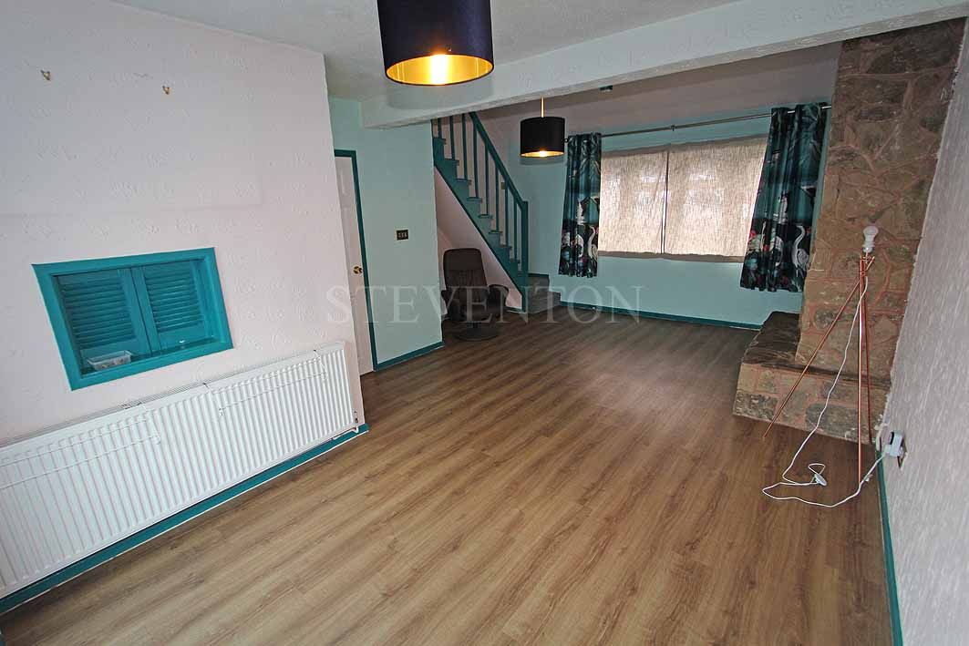 3 Bedroom Semi-detached House For Sale - Photograph 4