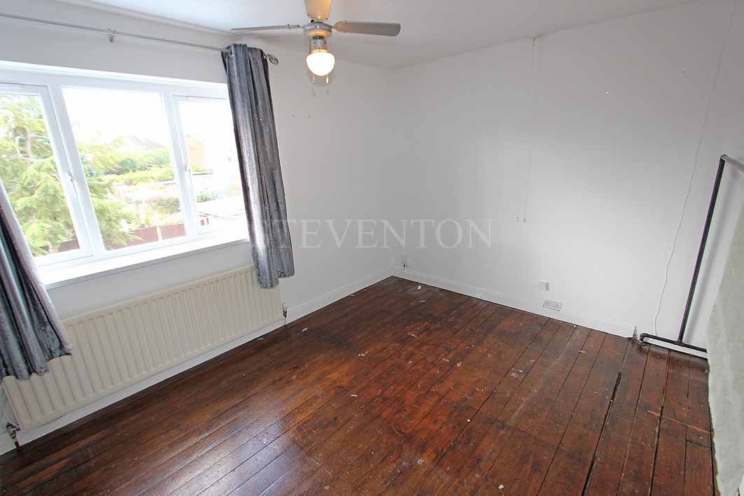 3 Bedroom Semi-detached House For Sale - Photograph 8