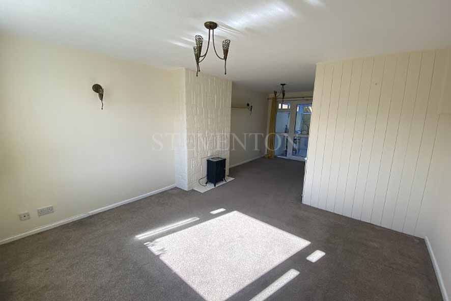 3 Bed Semi-detached House For Sale - Photograph 2