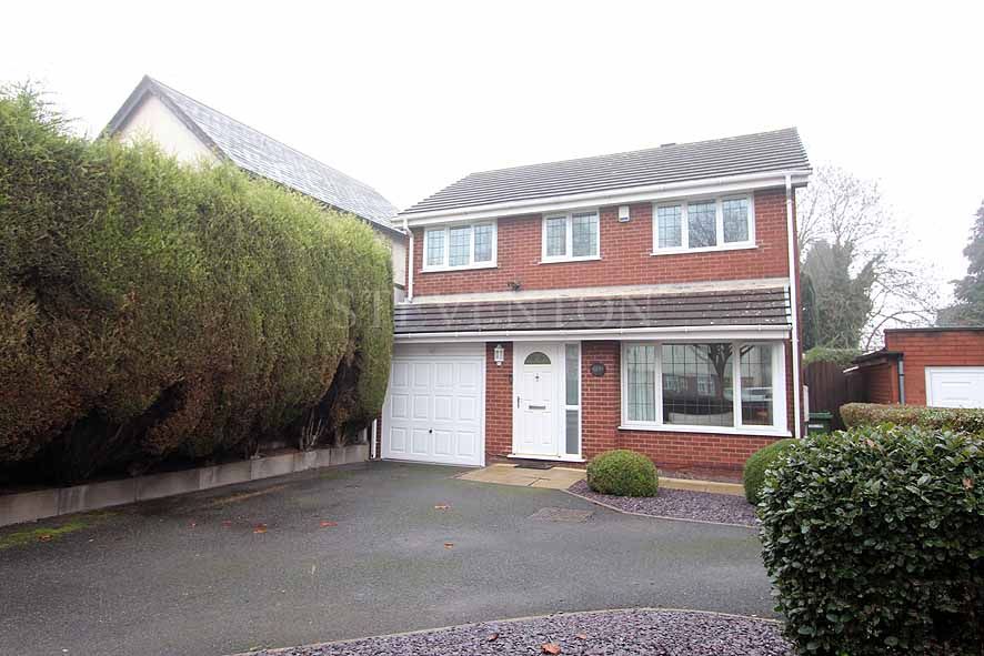 4 Bed Detached House For Sale - Photograph 1