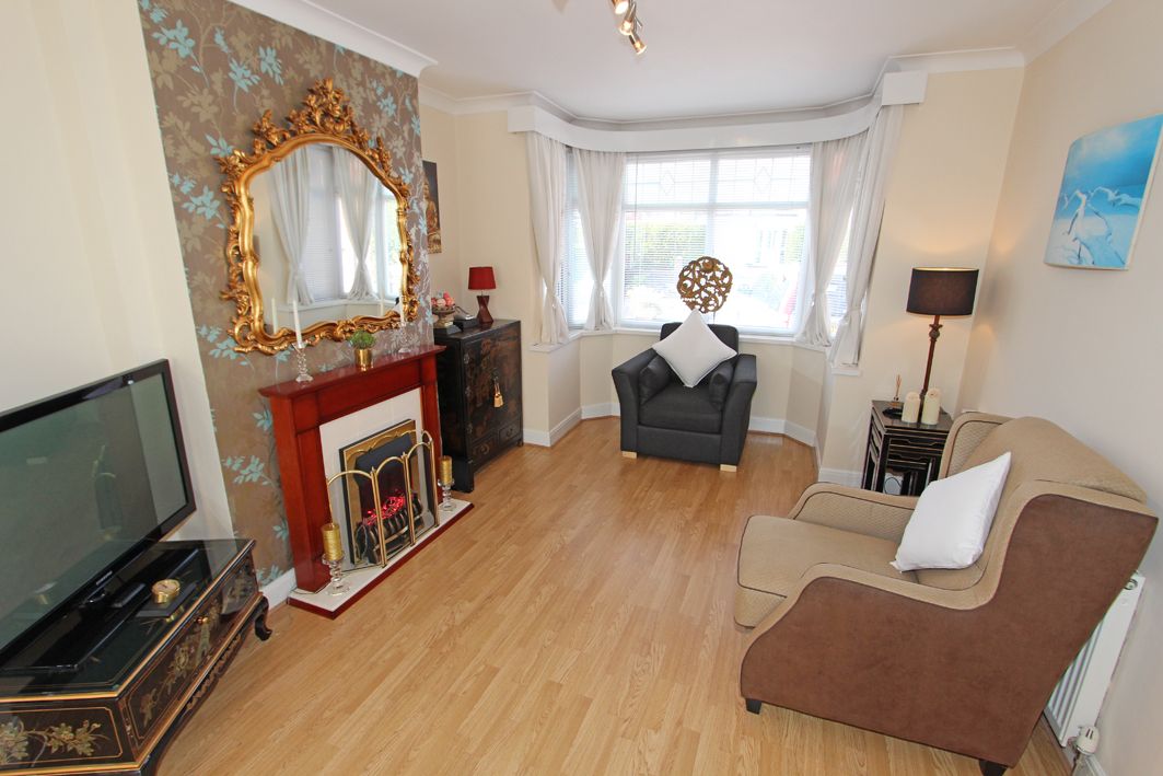 3 Bed Semi-detached House For Sale - Photograph 3