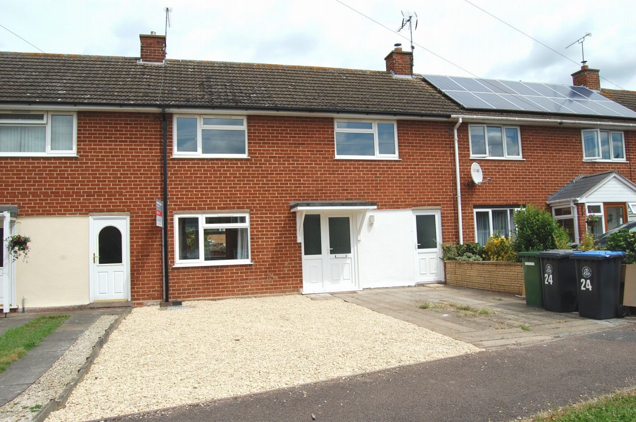 3 bedroom mid terraced house To Let Alcester - Photograph 1