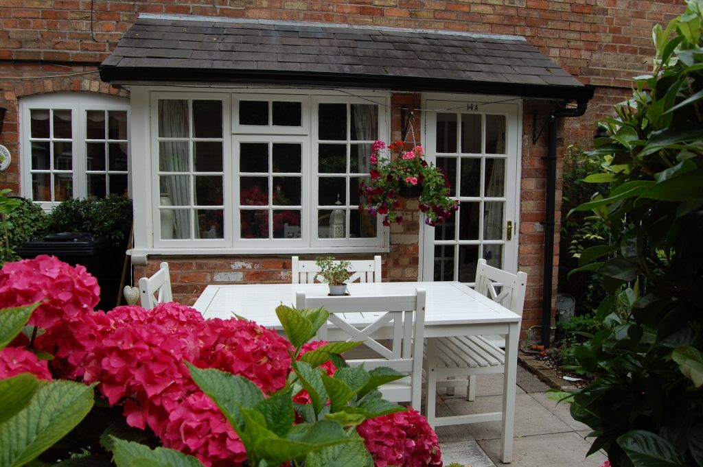 2 bedroom barn conversion house Let Alcester - Photograph 1