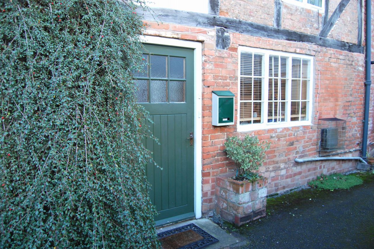 2 bedroom end terraced house To Let Alcester - Photograph 1