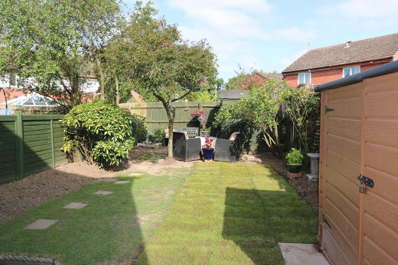 2 bedroom semi-detached house For Sale Alcester - Photograph 2