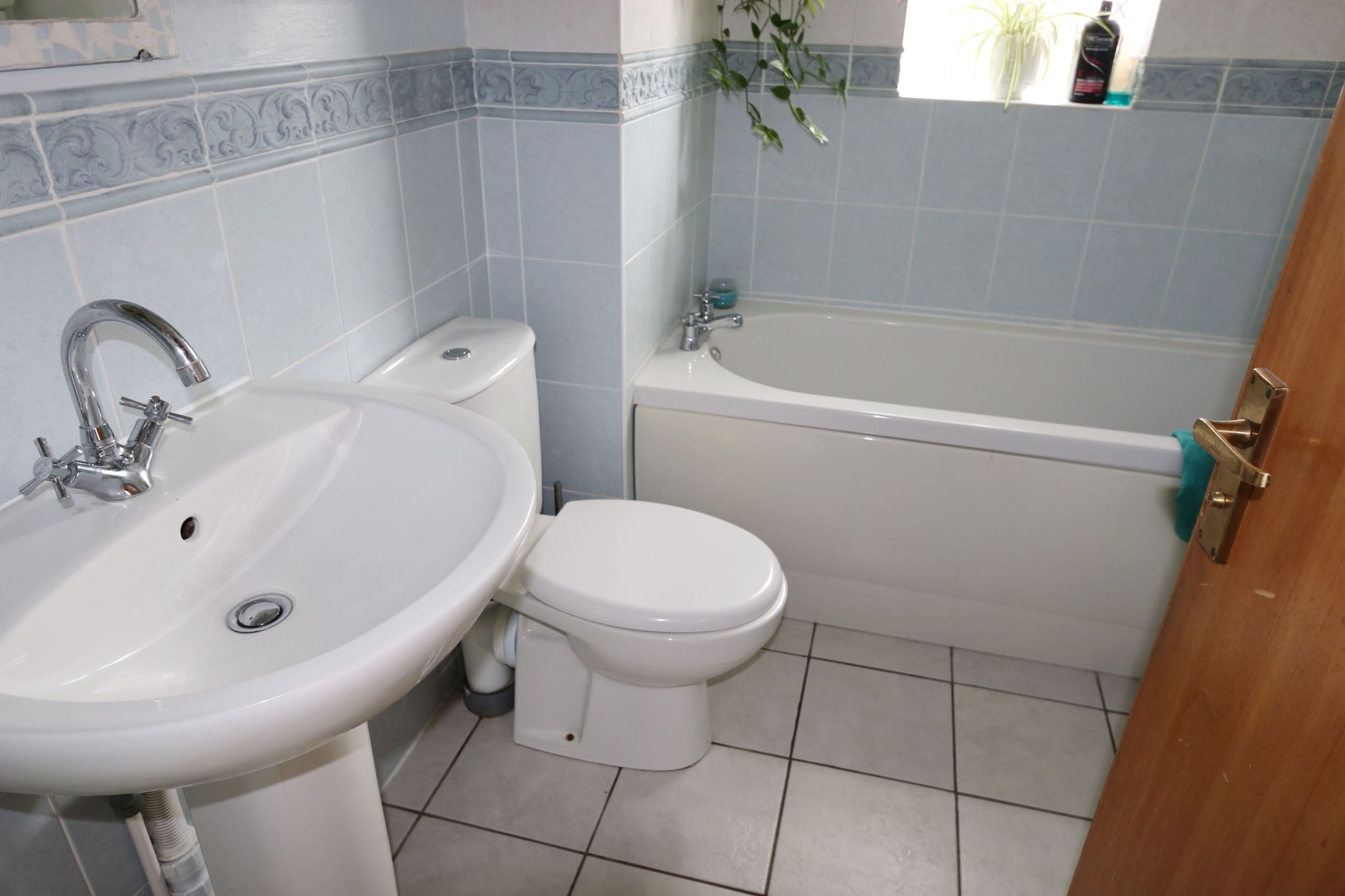 2 bedroom semi-detached house For Sale Alcester - Photograph 12