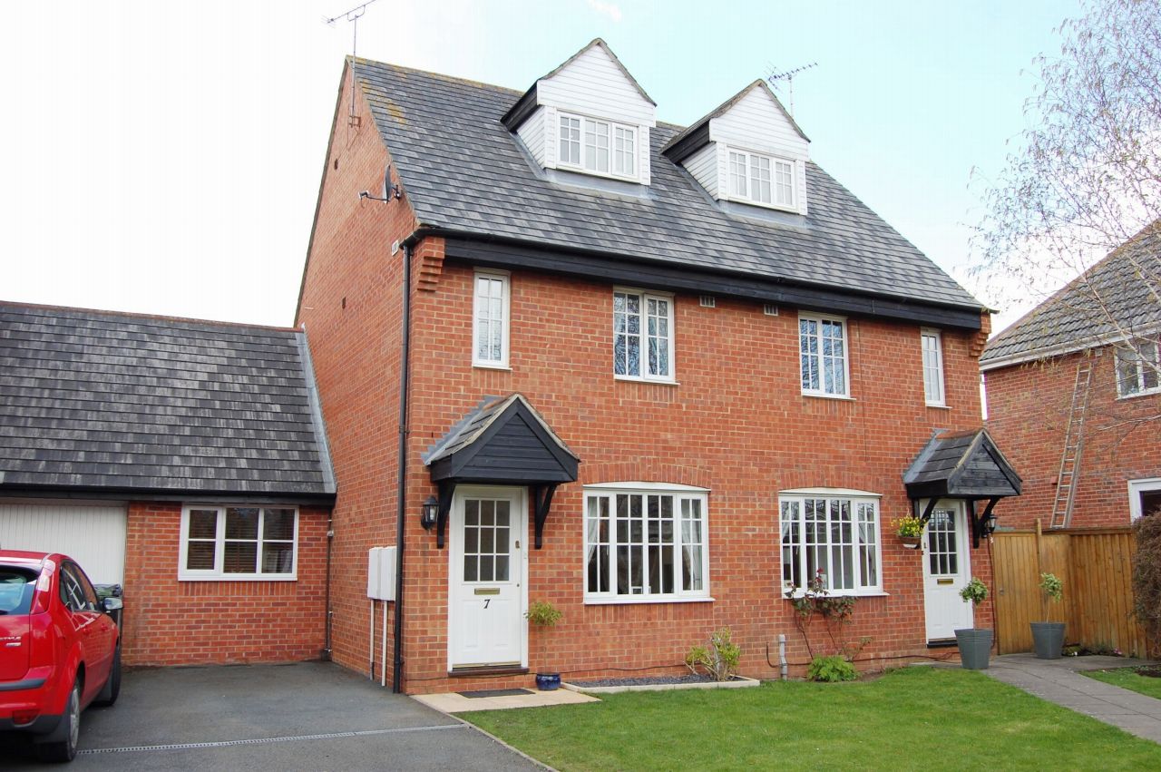 3 bedroom semi-detached house To Let Alcester - Photograph 1