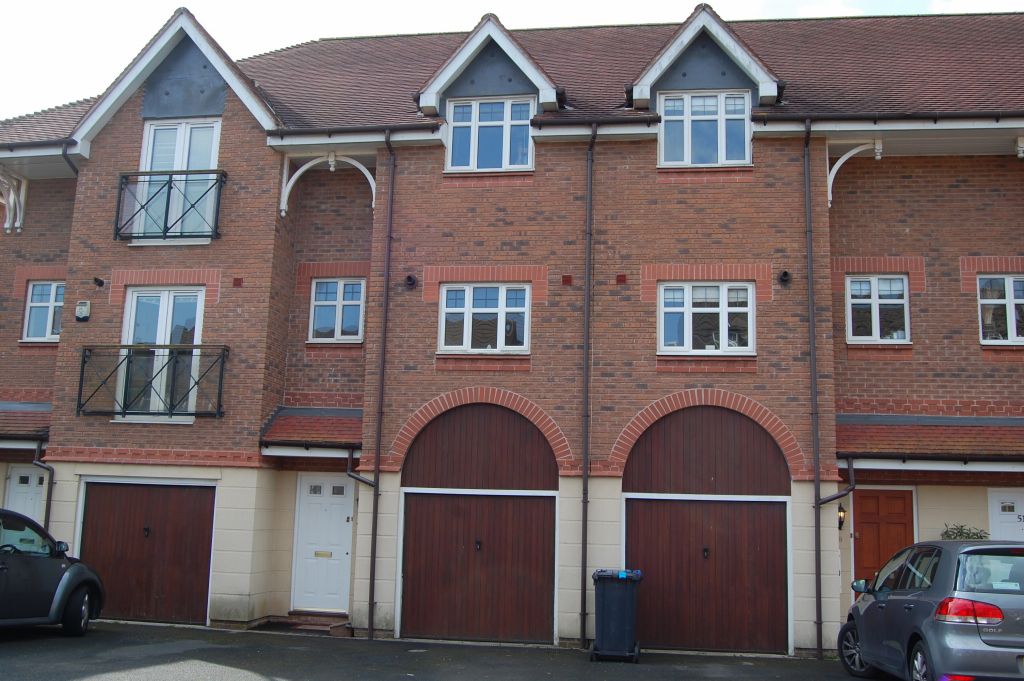 3 bedroom mid terraced house To Let Stratford Upon Avon - Photograph 1