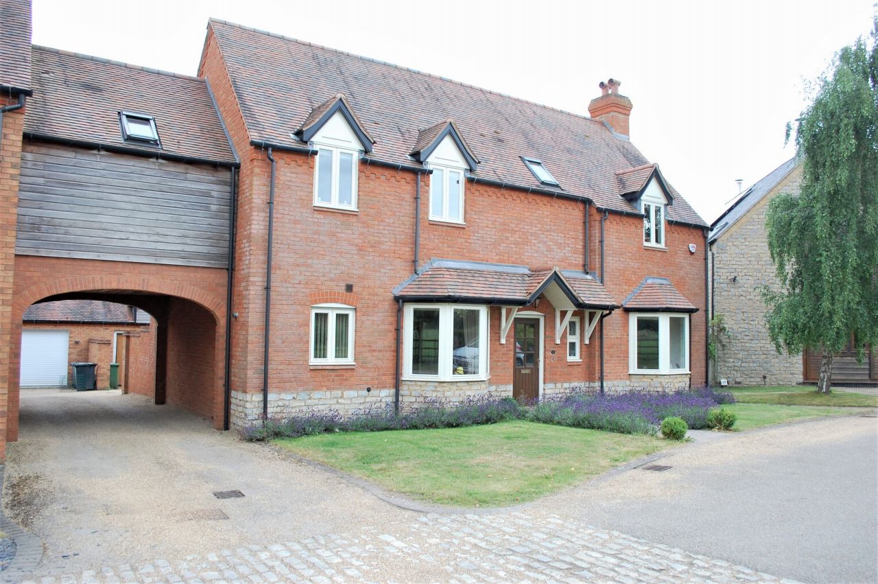 4 bedroom link detached house Under Offer in Wixford, Alcester - 0