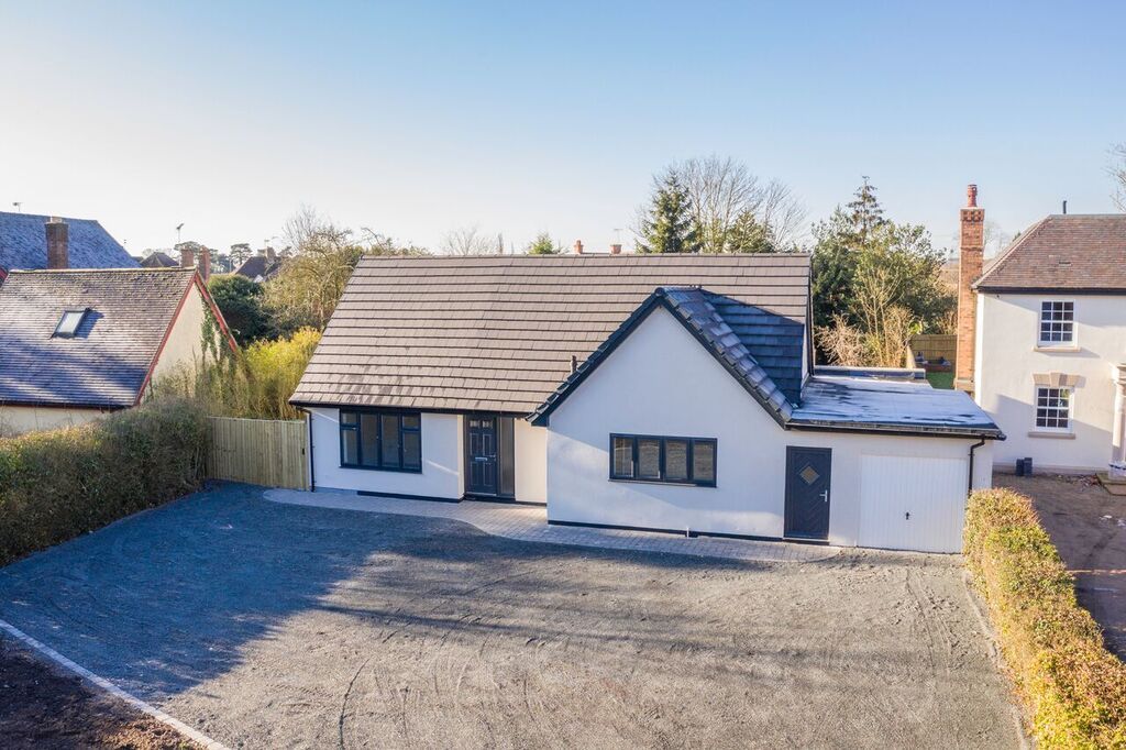 4 bedroom detached house For Sale Alcester - Photograph 5