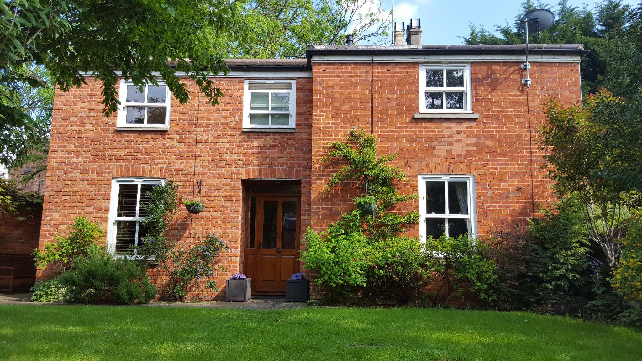 4 bedroom detached house For Sale Alcester - Photograph 1