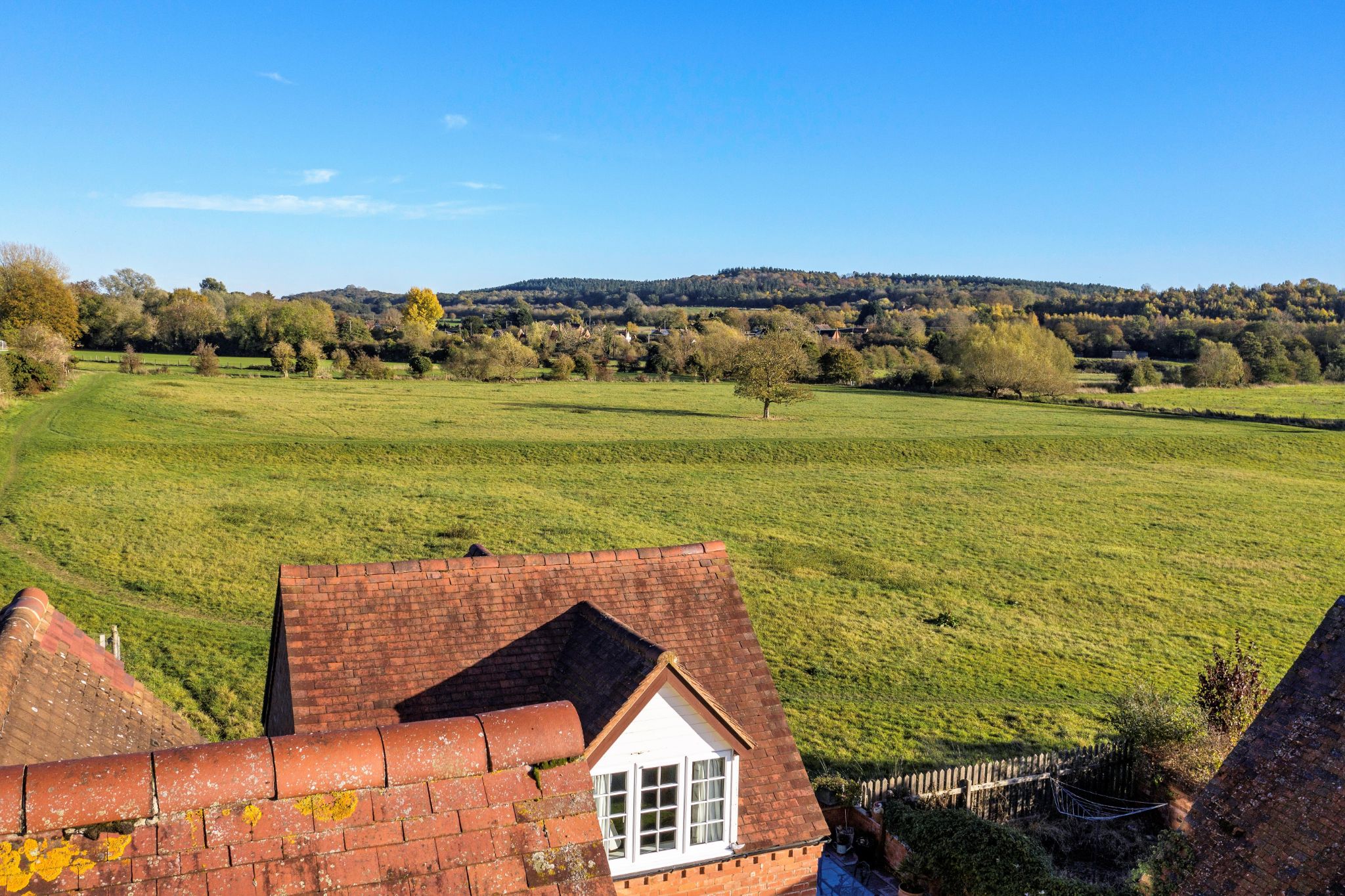 3 bedroom semi-detached house For Sale Alcester - Photograph 2