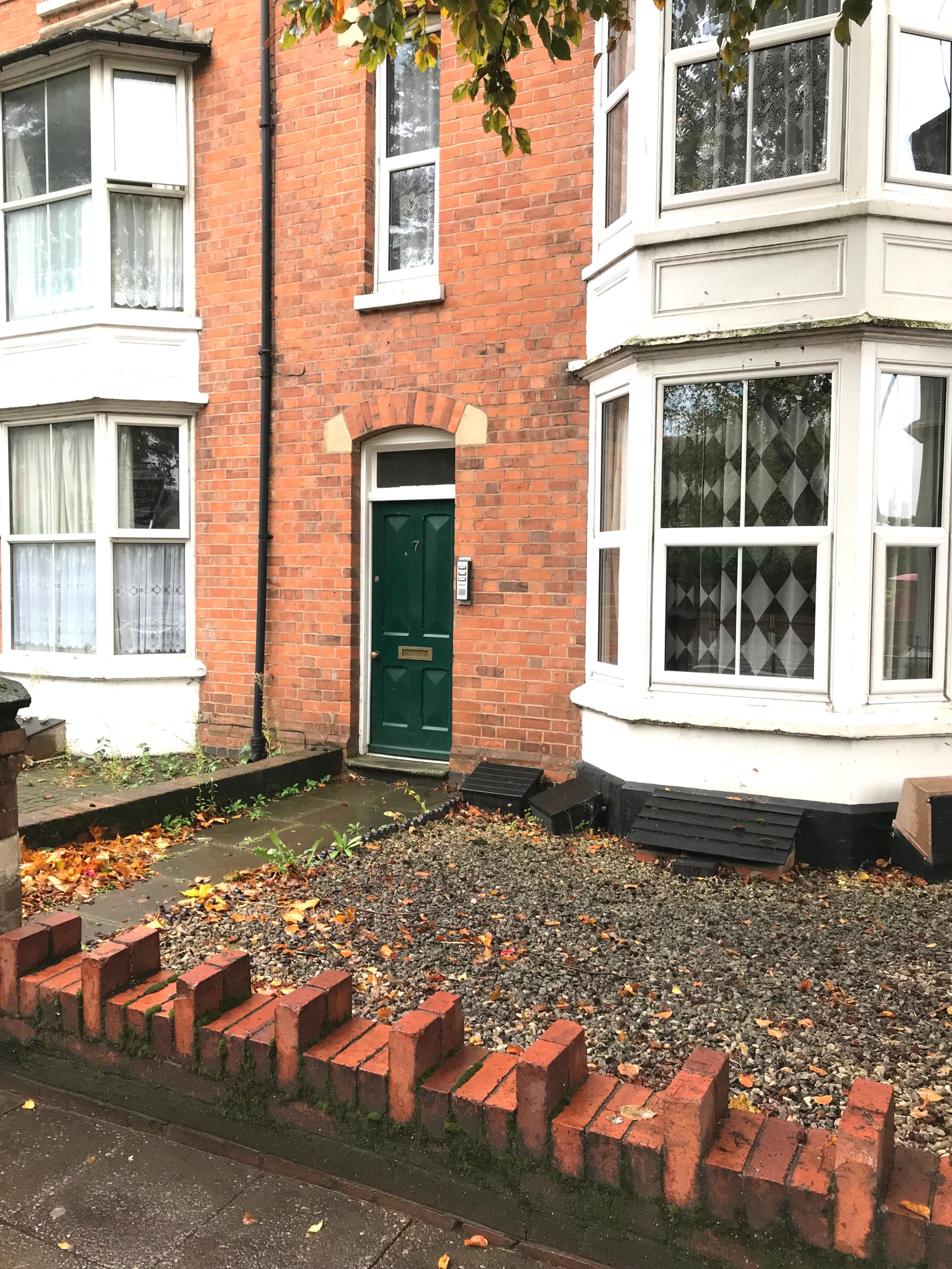 1 bedroom studio flat/apartment To Let in Guildhall, Stratford-on-avon - Photograph 1