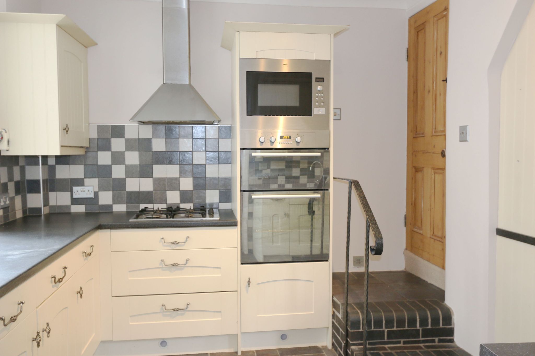 2 bedroom end terraced house For Sale Alcester - Photograph 6