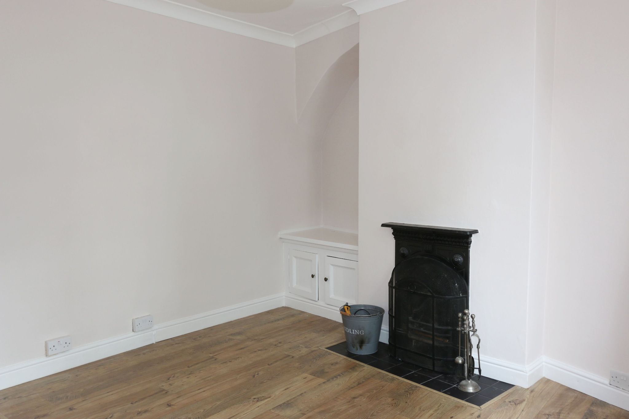 2 bedroom end terraced house For Sale Alcester - Photograph 3