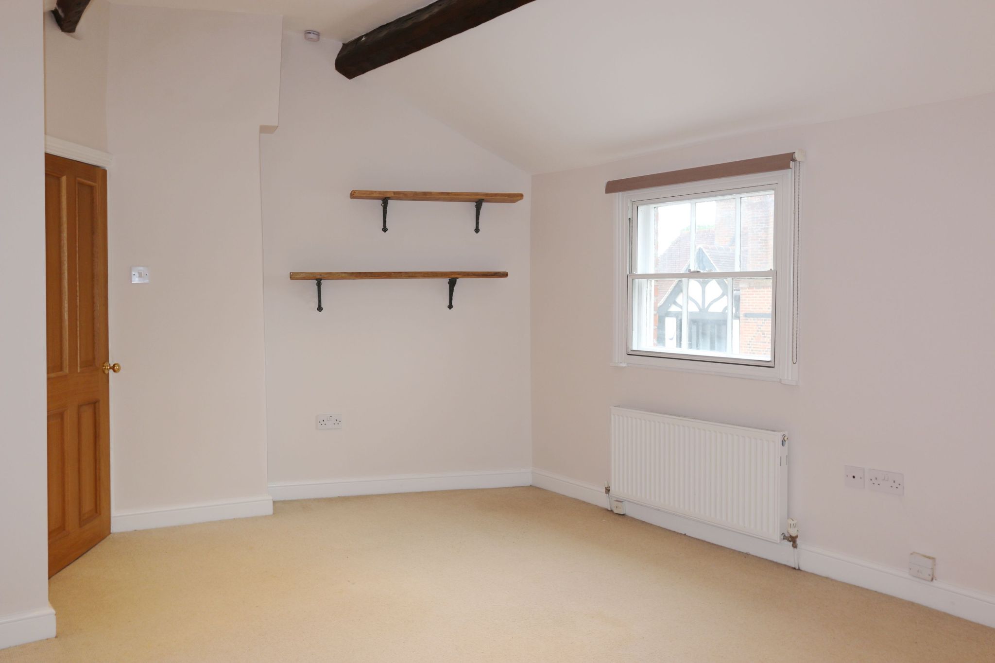 2 bedroom end terraced house For Sale Alcester - Photograph 9