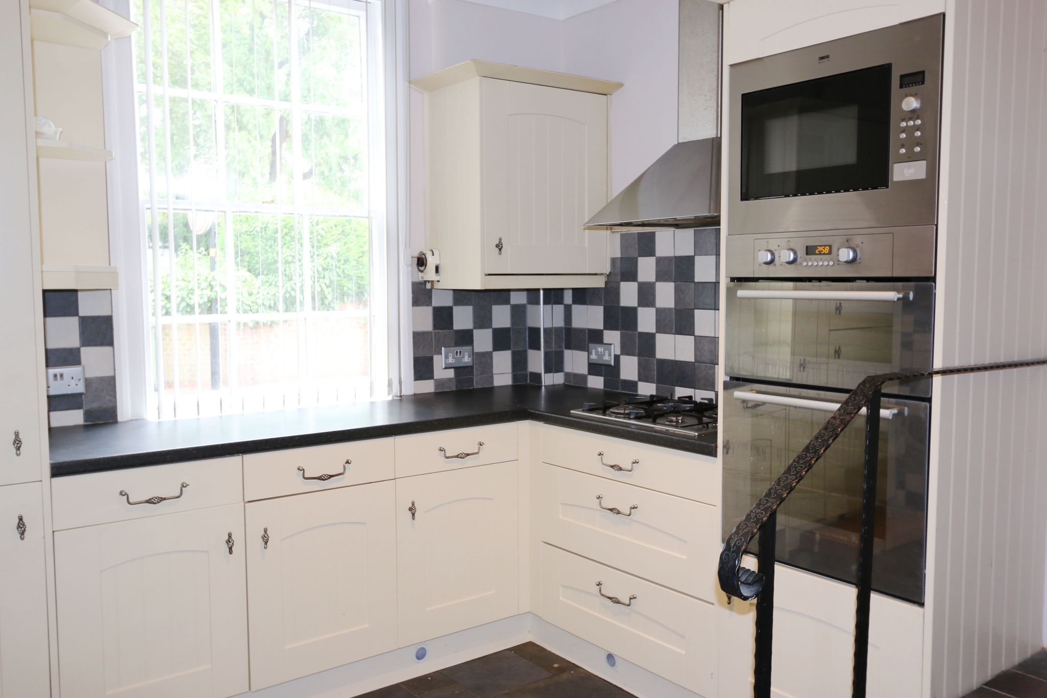 2 bedroom end terraced house For Sale Alcester - Photograph 5