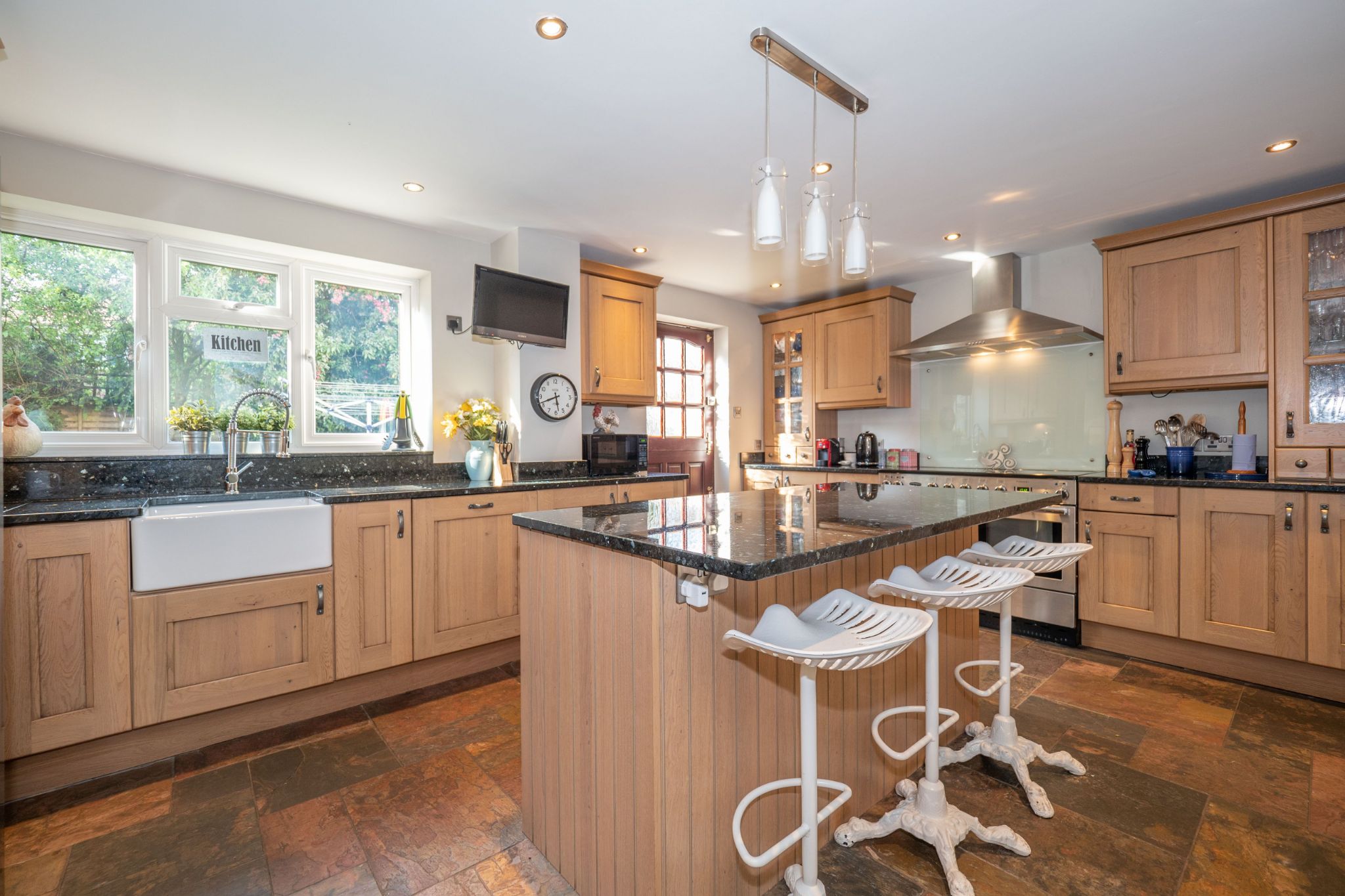 4 bedroom detached house For Sale Alcester - Photograph 2