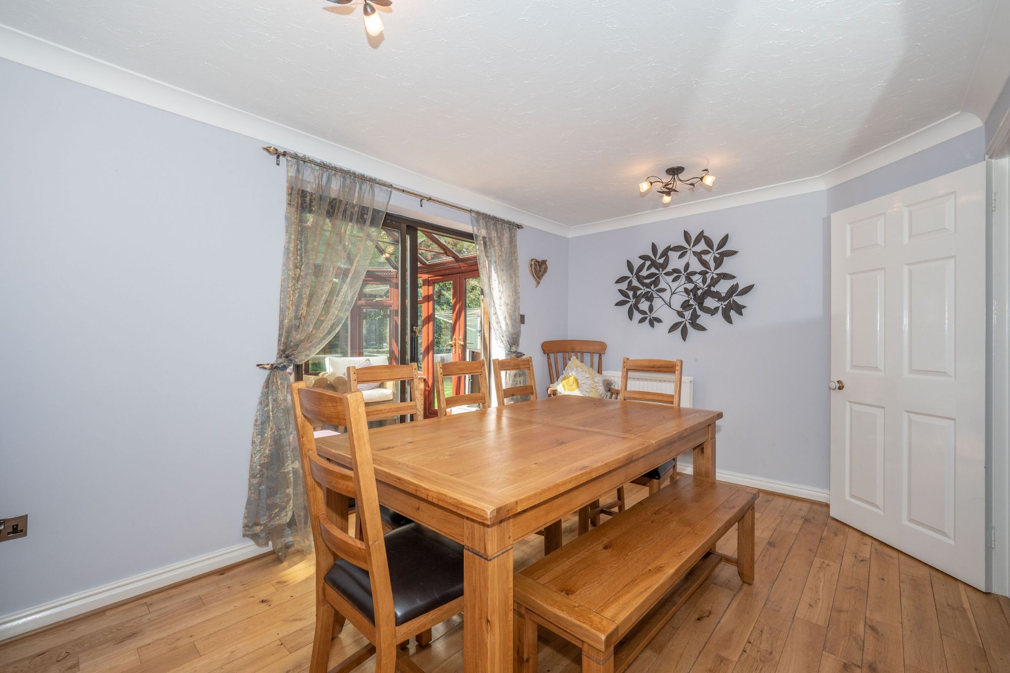 4 bedroom detached house For Sale Alcester - Photograph 6