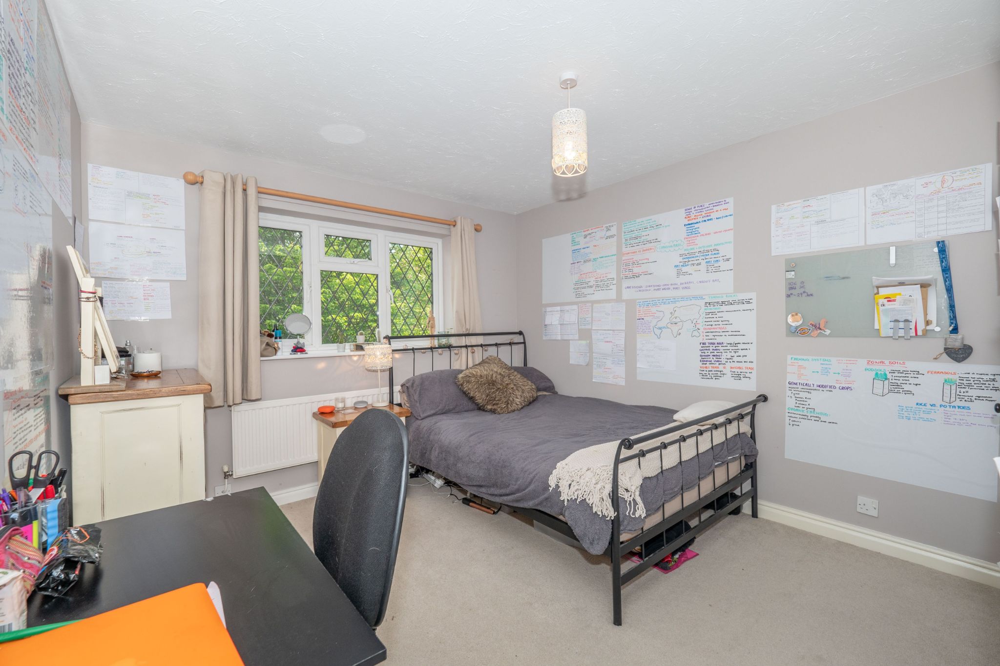 4 bedroom detached house For Sale Alcester - Photograph 15